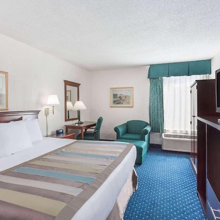 Baymont By Wyndham Greensboro/Coliseum Exterior photo