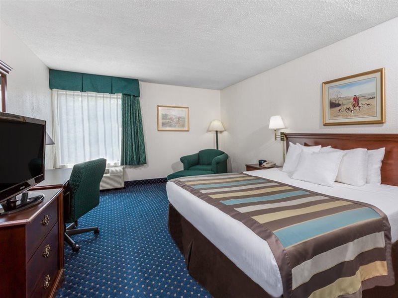 Baymont By Wyndham Greensboro/Coliseum Exterior photo