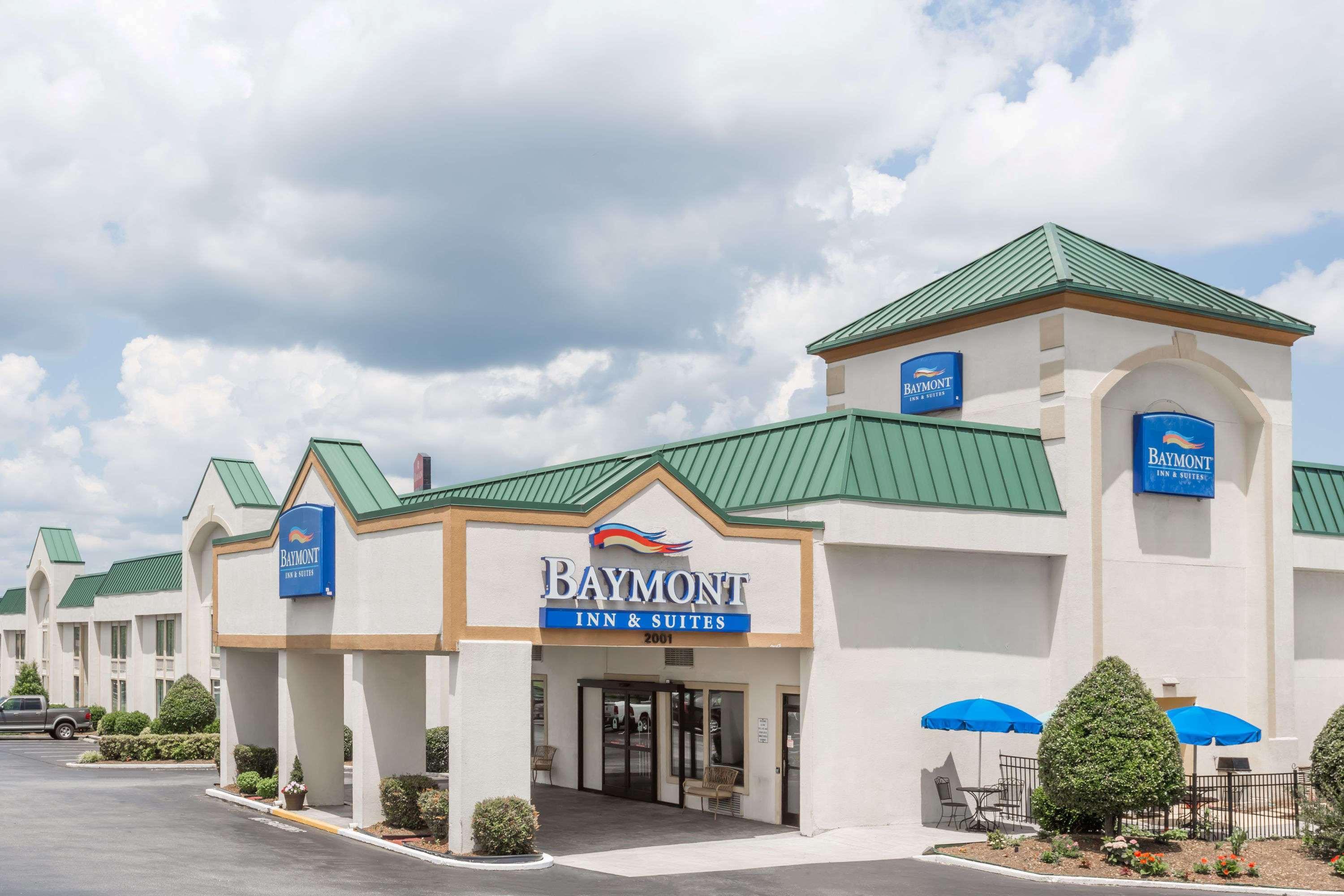 Baymont By Wyndham Greensboro/Coliseum Exterior photo