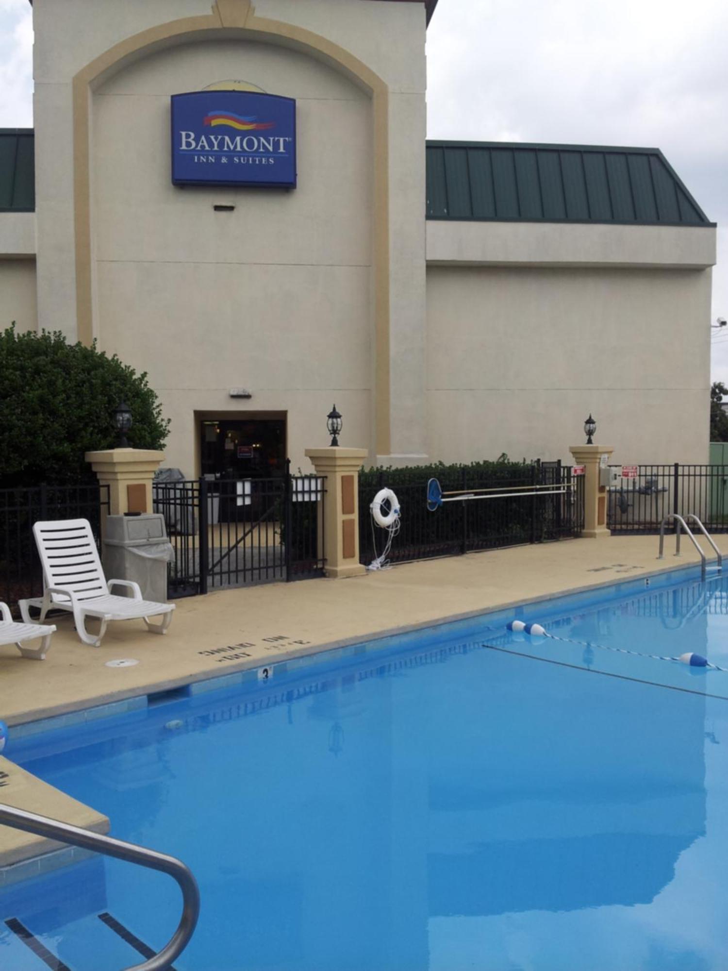 Baymont By Wyndham Greensboro/Coliseum Exterior photo