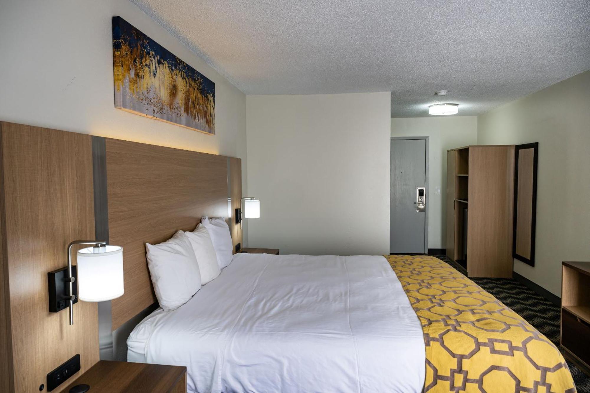 Baymont By Wyndham Greensboro/Coliseum Exterior photo