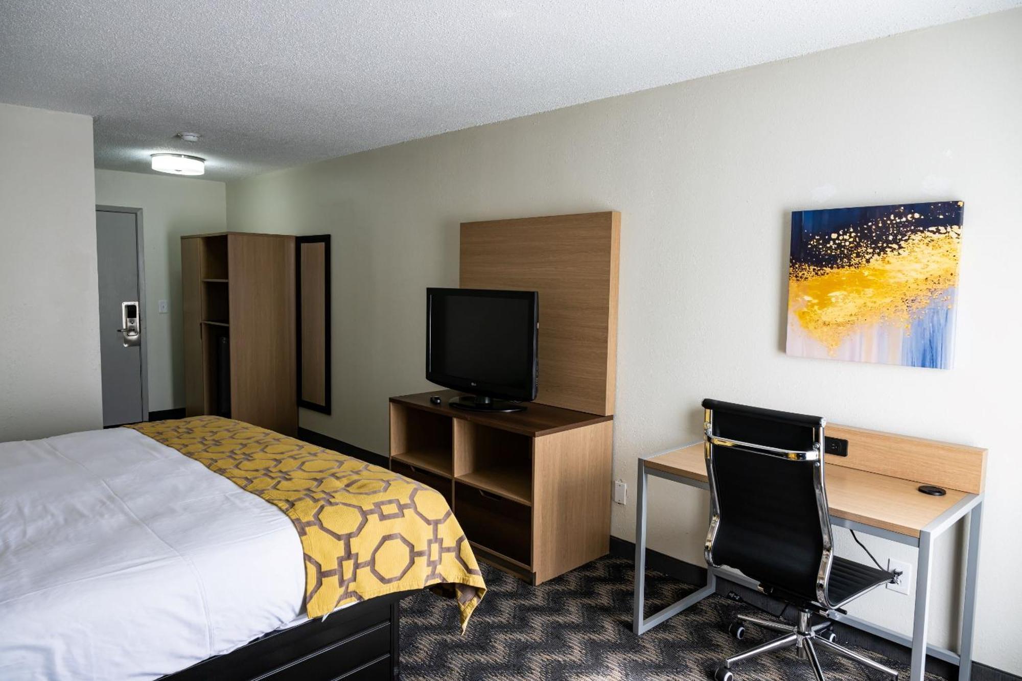Baymont By Wyndham Greensboro/Coliseum Exterior photo