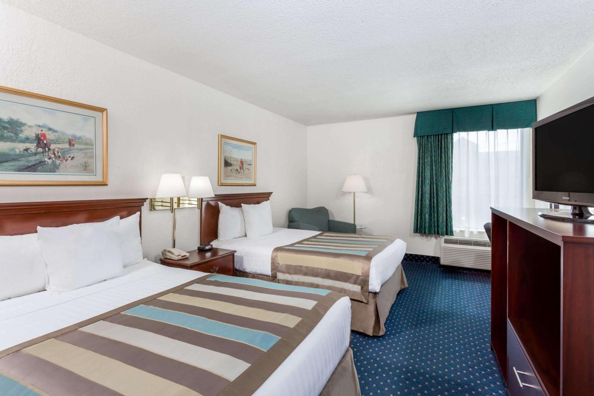 Baymont By Wyndham Greensboro/Coliseum Exterior photo