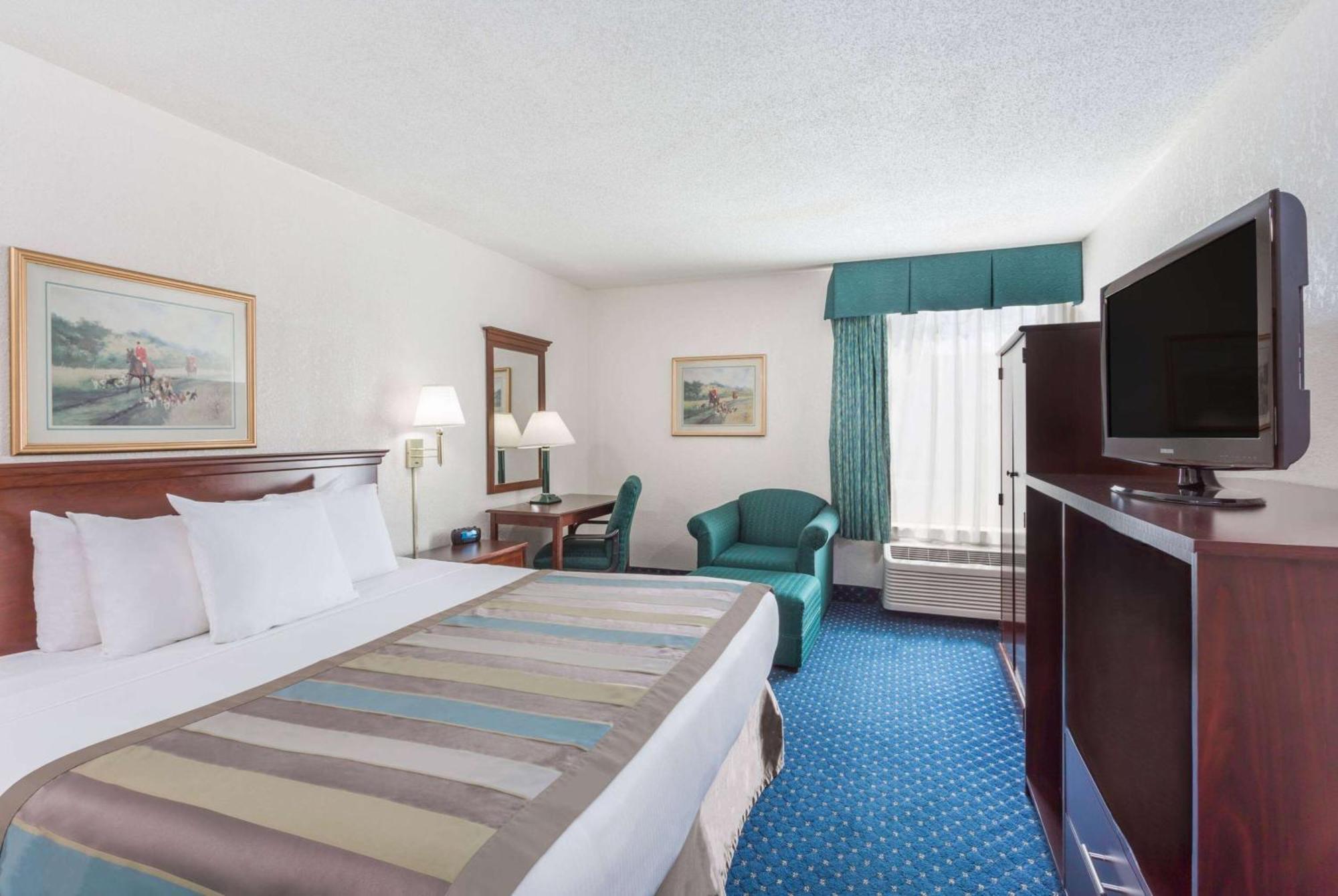 Baymont By Wyndham Greensboro/Coliseum Exterior photo