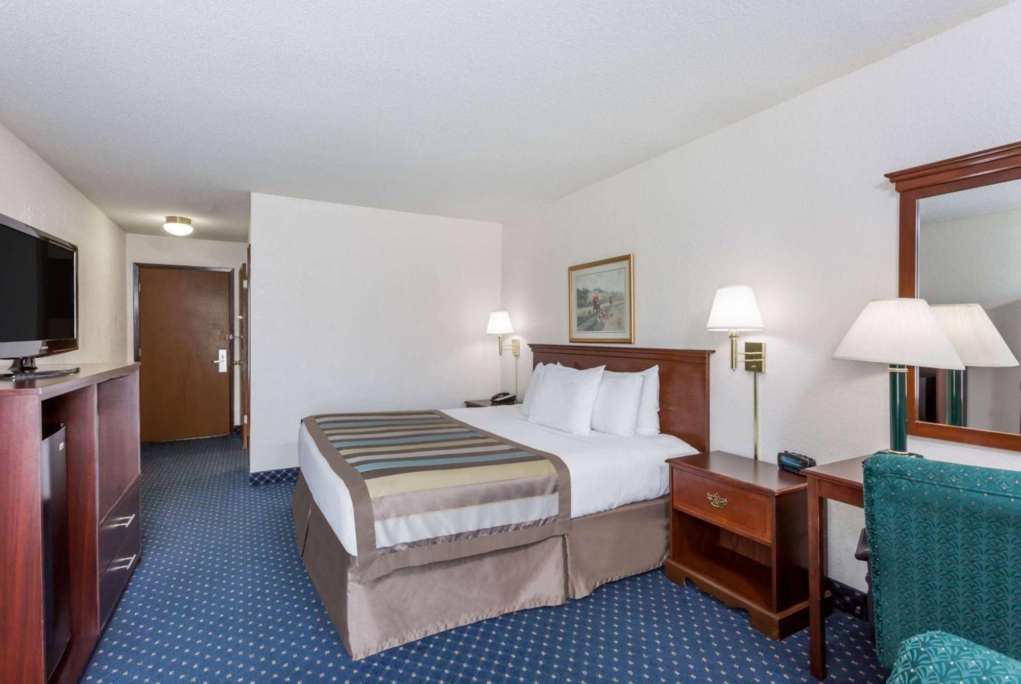 Baymont By Wyndham Greensboro/Coliseum Exterior photo