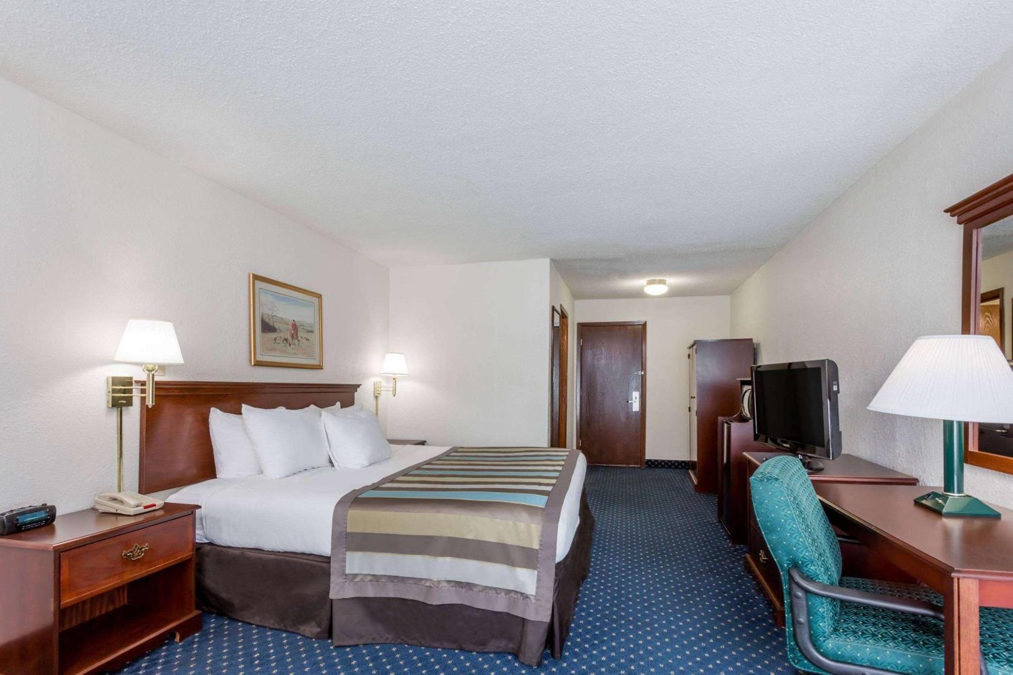 Baymont By Wyndham Greensboro/Coliseum Exterior photo